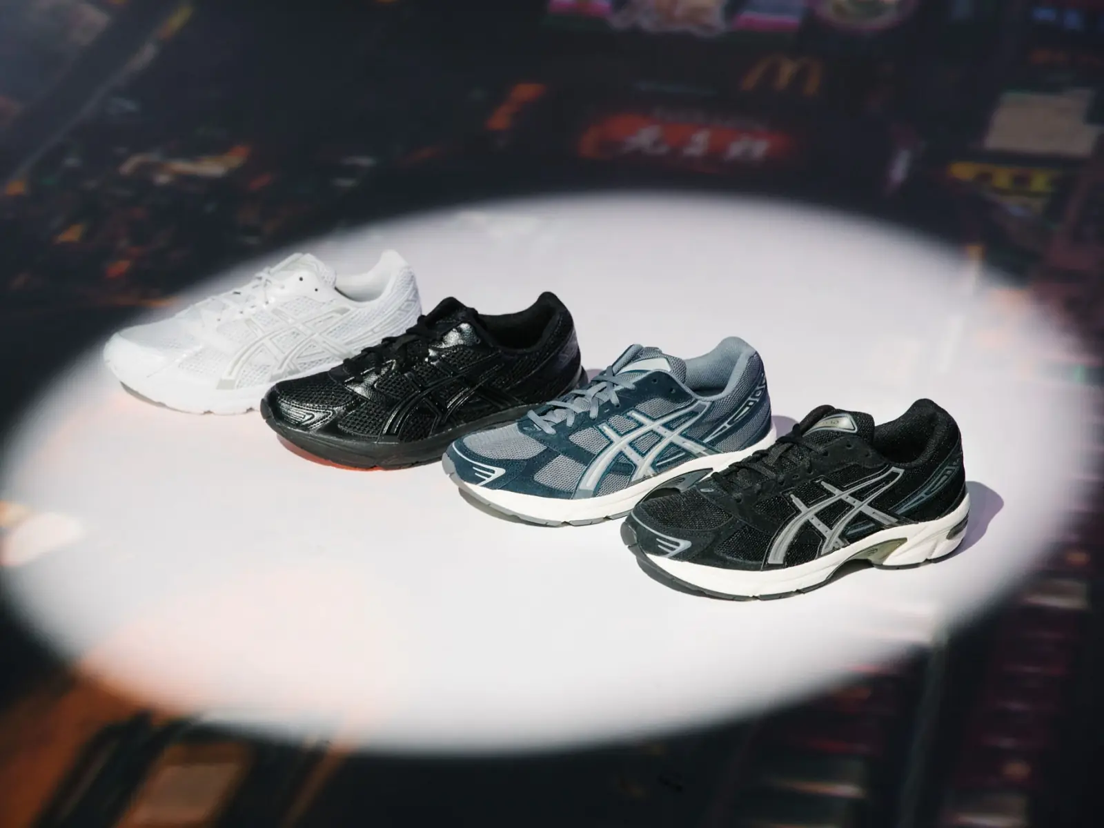 簡約不簡單，細節控必收的「黑白配」！ 穿上 ASICS GEL-1130 ，打破運動與潮流界線！