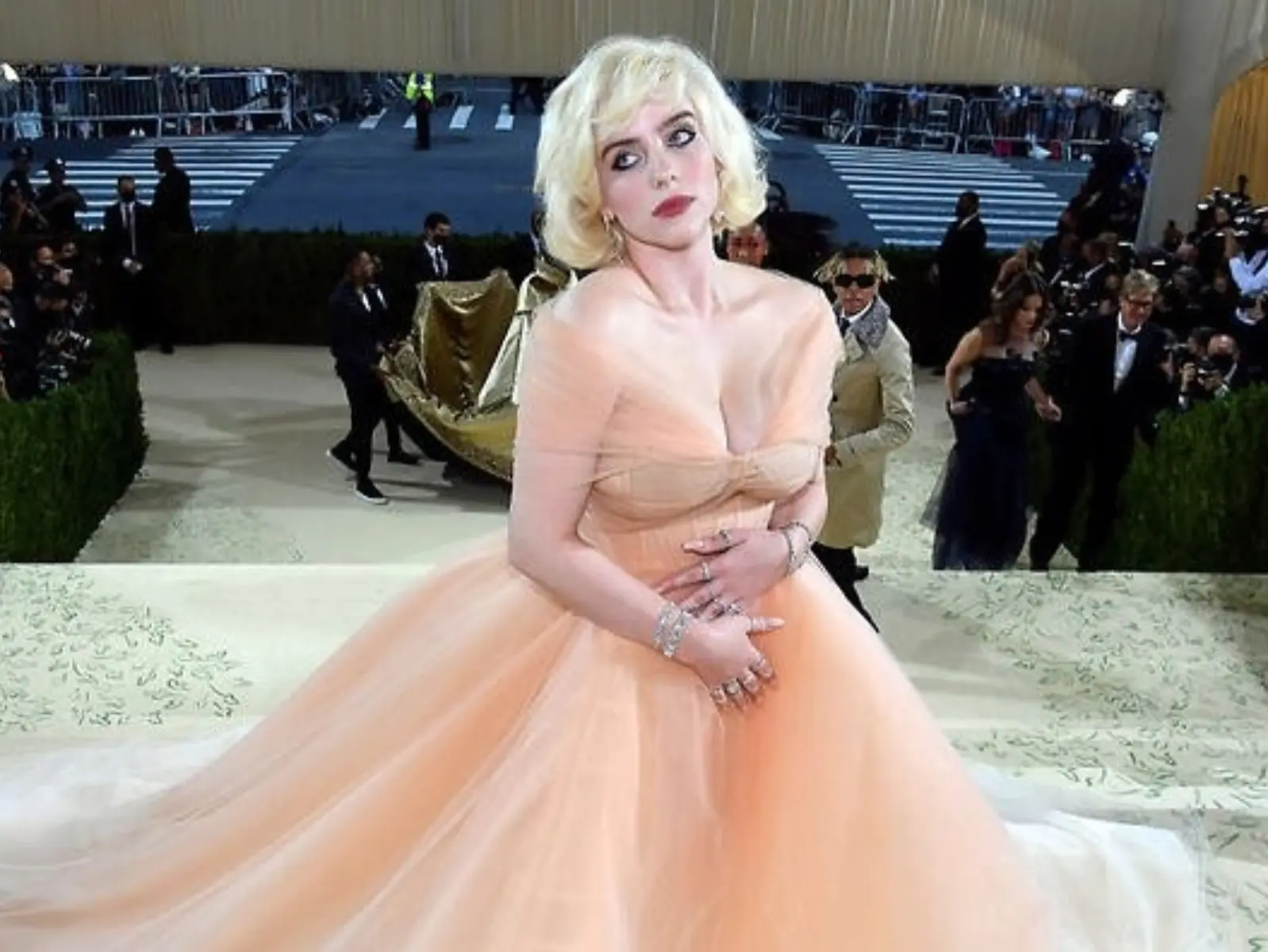 回顧怪奇比莉 Billie Eilish 最吸睛的 7 套紅毯最佳裝扮！從街頭潮流到性感嫵媚，獲封年度穿搭王！