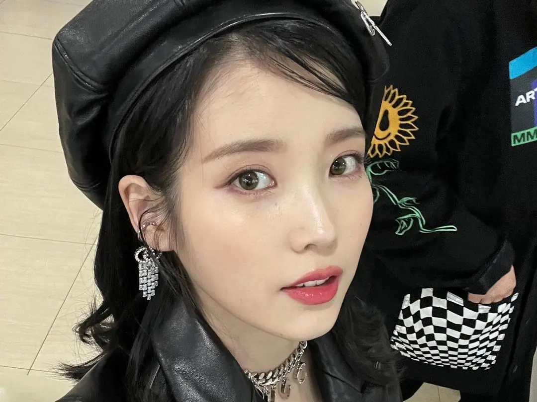 是天使吧？國民妹妹 IU 聖誕節霸氣捐 3 億給弱勢團體，網友：「我婆人美心善！」