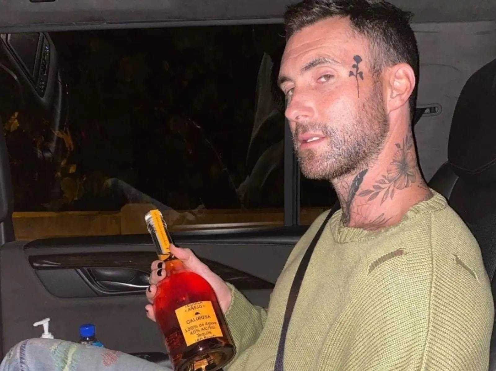 亞當李維 Adam Levine 自豪曬出第一個「臉部刺青」，粉絲大崩潰：「還我原本乾淨的帥臉！」