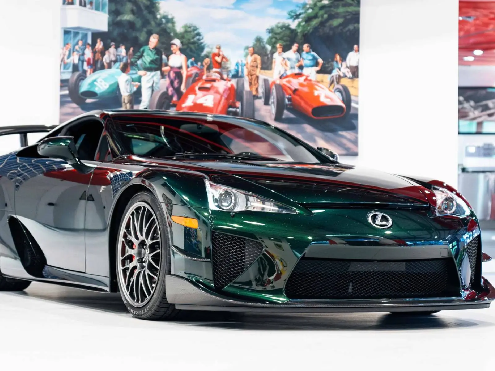 Lexus LFA 最強超跑「全球限量 50 台」搭載特別套件，在英國以原價三倍的 ​3100 萬價碼售出～