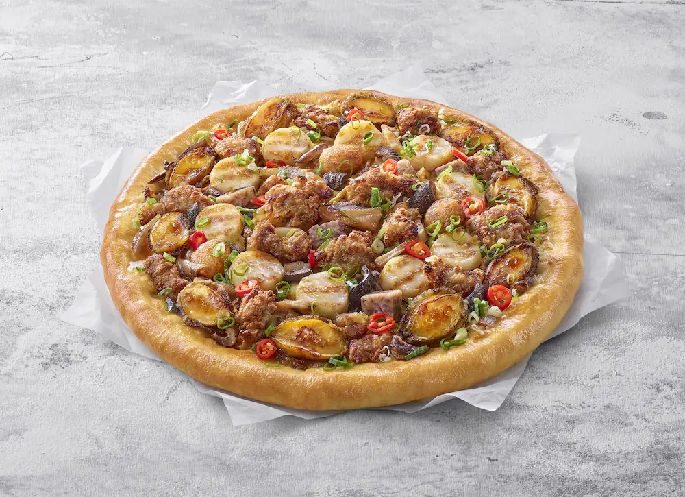 必勝客 Pizza Hut × 米其林一星台菜金蓬萊推出「摘星佛跳牆比薩」，鮑魚、干貝、海參塞滿滿！