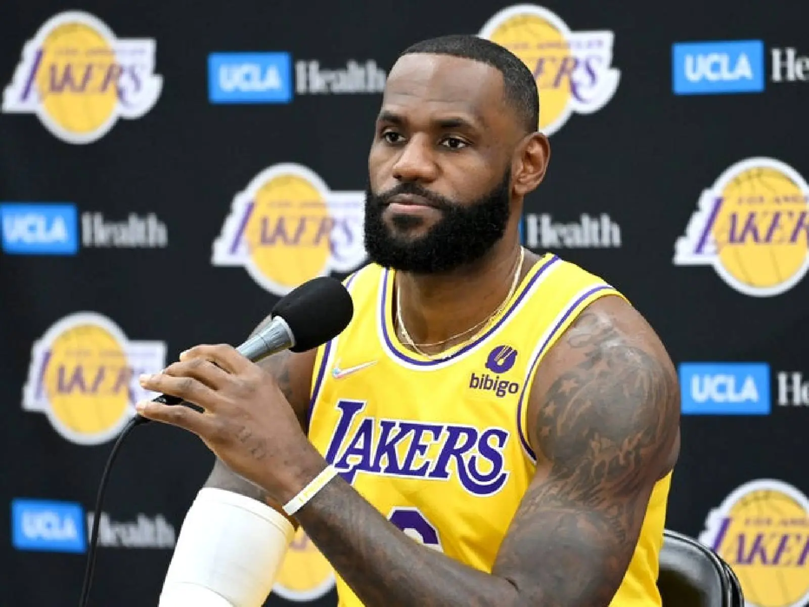 NBA／「詹皇」LeBron James 不滿巫師解說員冒犯性言論，開砲：「你能多麻木不仁地說這樣的話」