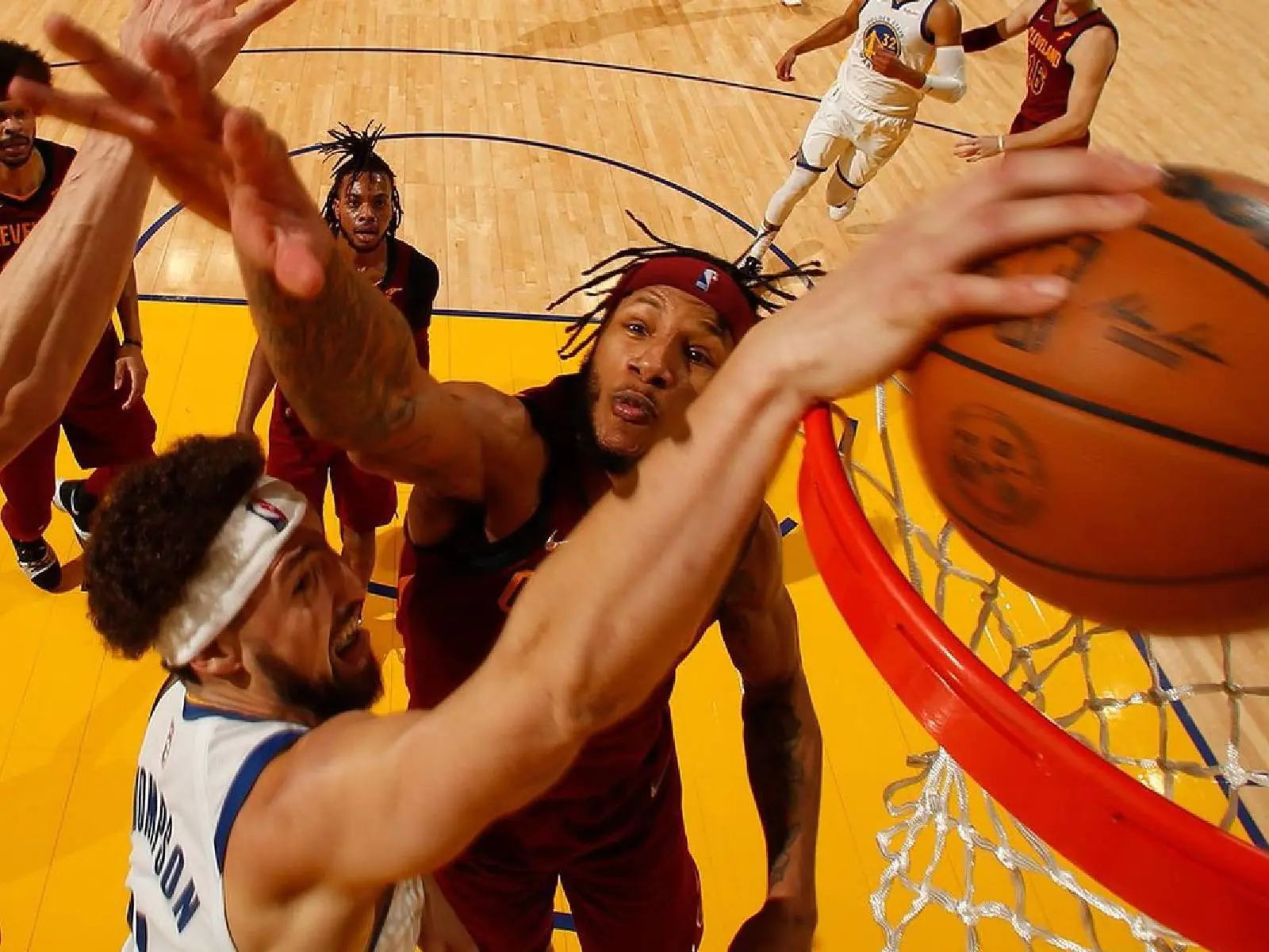 NBA／勇士 Klay Thompson  過人暴扣後露出超兇狠神情，Curry 超興奮大讚：「太神了」