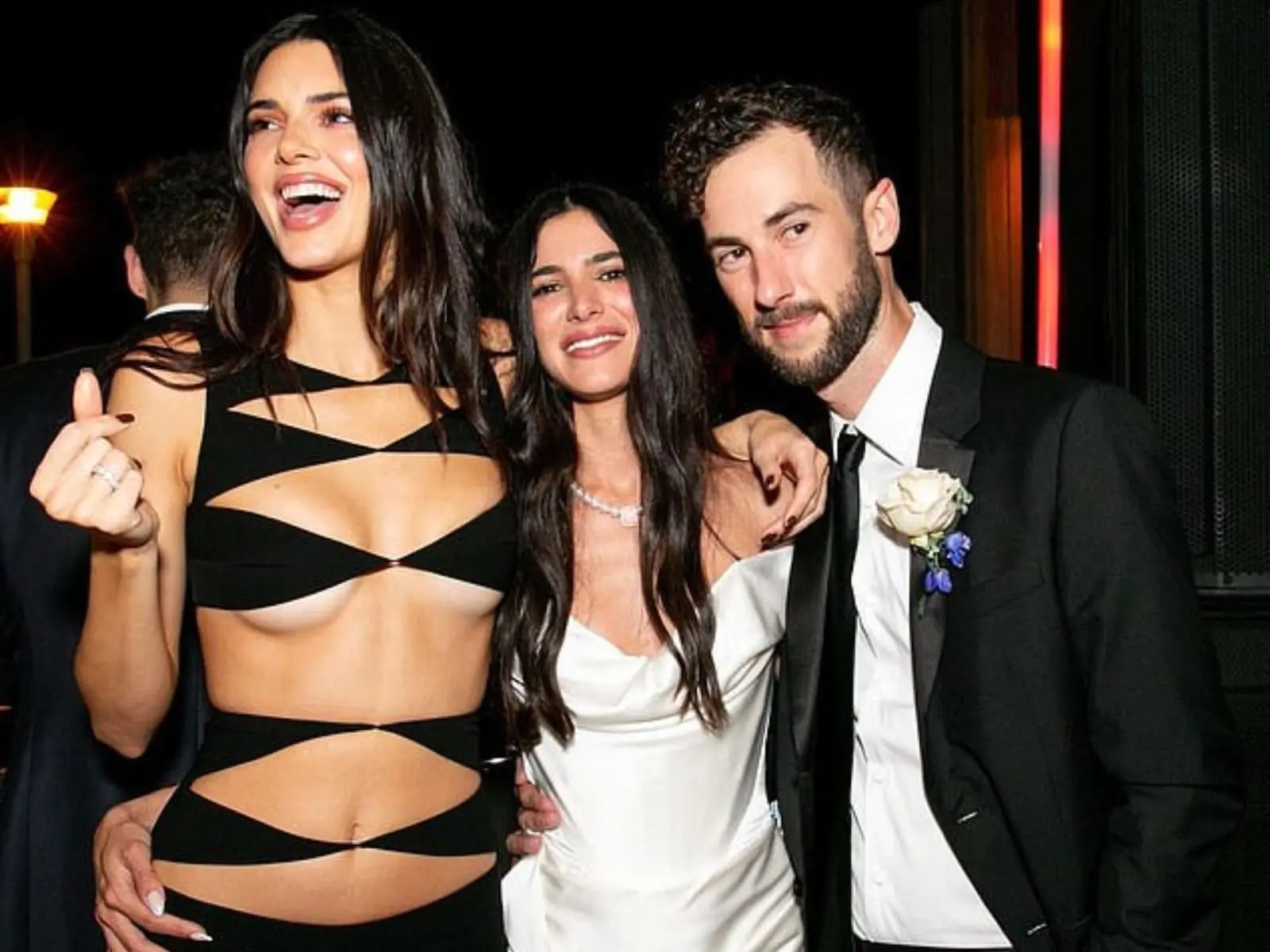 坎達兒珍娜 Kendall Jenner 參加婚禮穿三角戰服引網熱議：「有在尊重新娘？」
