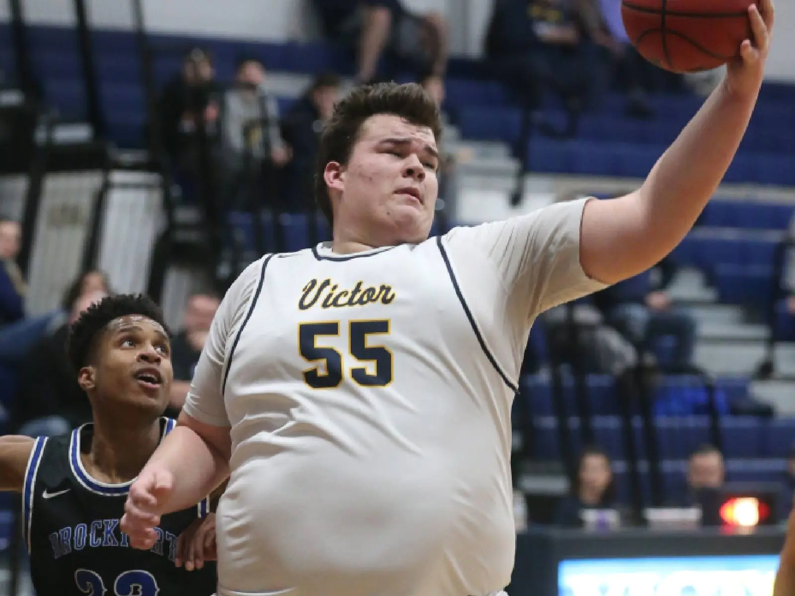 NCAA 大學生 Connor Williams 體重達 163 公斤，卻是「巨型砲塔」超會投三分、傳球！
