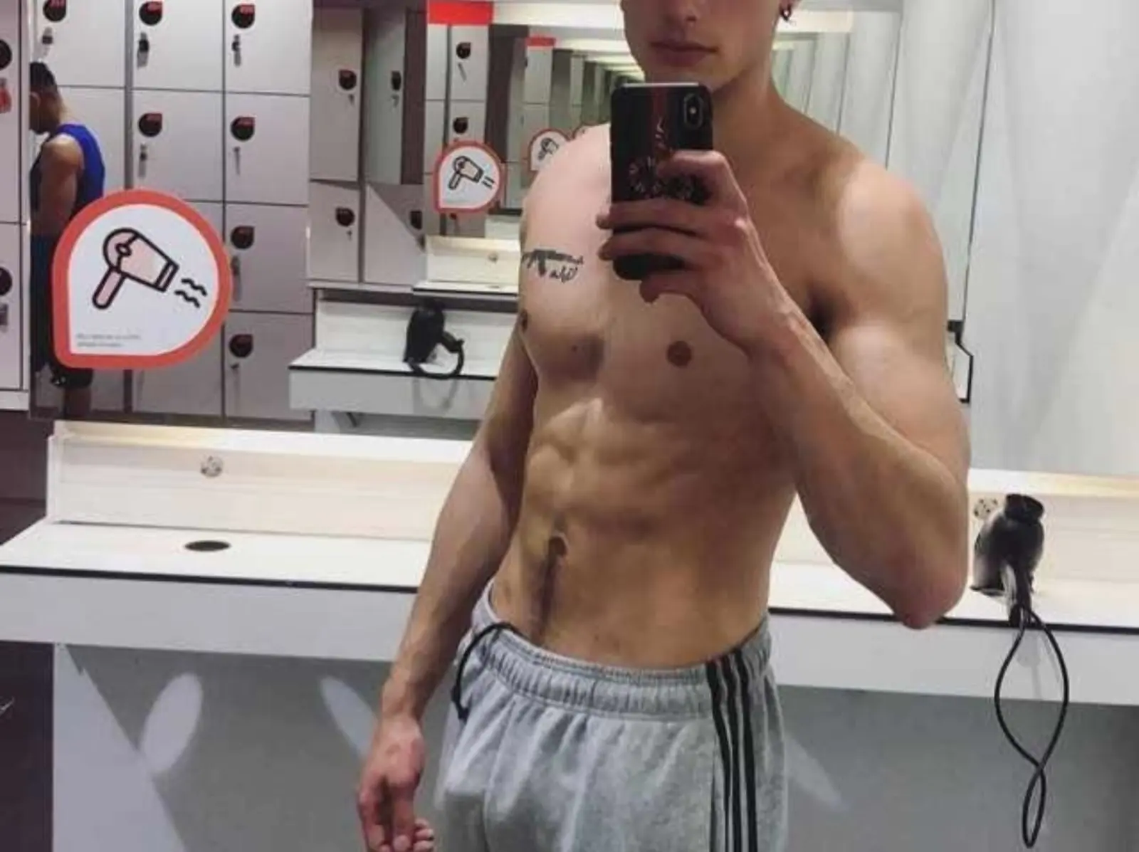 DCARD 網友提問「女生會偷瞄男生棉褲下的那一包嗎？」，竟釣出一堆女網友表示：絕對看爆！