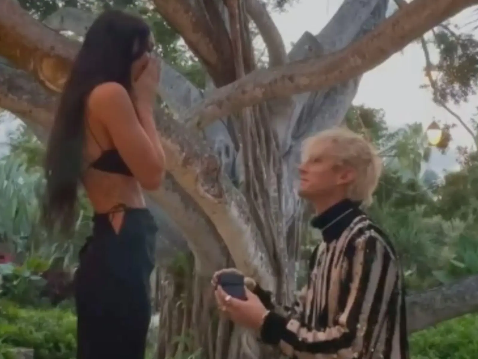 梅根福克斯、ＭGK 曬婚戒宣布訂婚！小倆口重遊約會舊地，在榕樹下互飲鮮血為證！