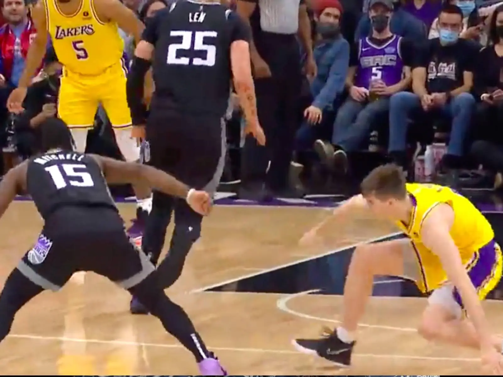 NBA／詹皇被「國王菜鳥」直接過人得分，Davion Mitchell 還換手運球晃倒湖人小將！