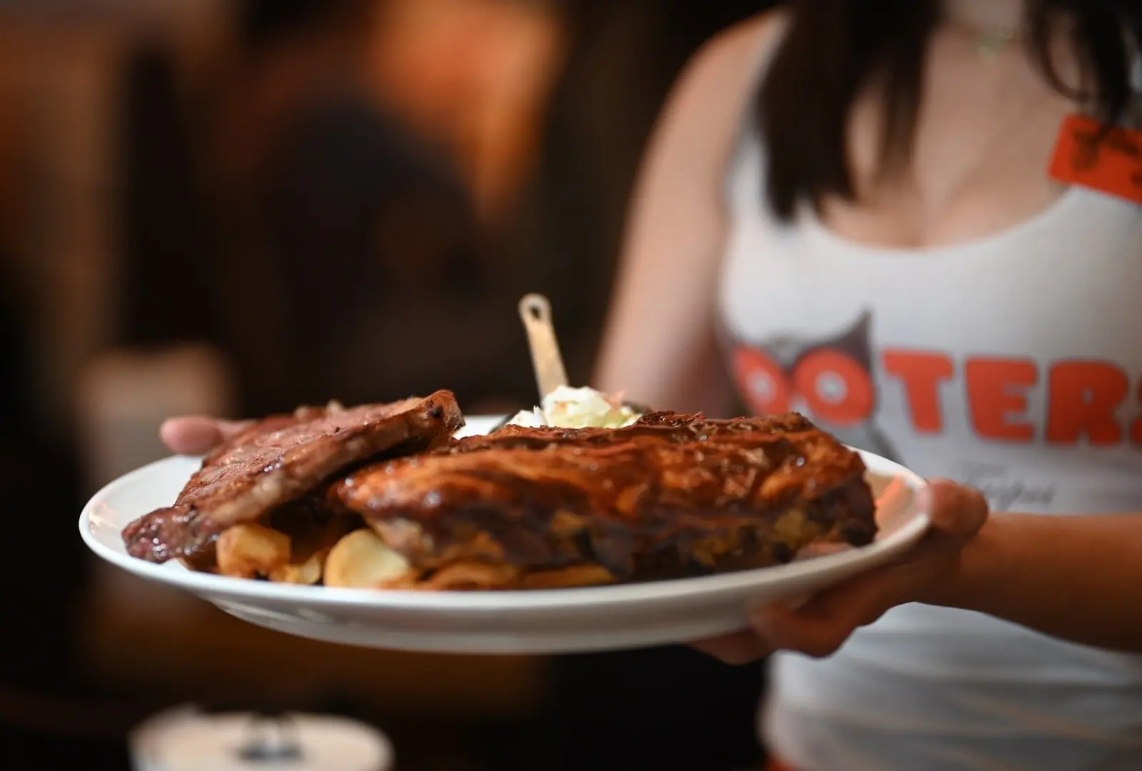 爸爸們最愛的親子餐廳，美式餐廳Hooters進駐遠百竹北店，成為最新打卡熱點！