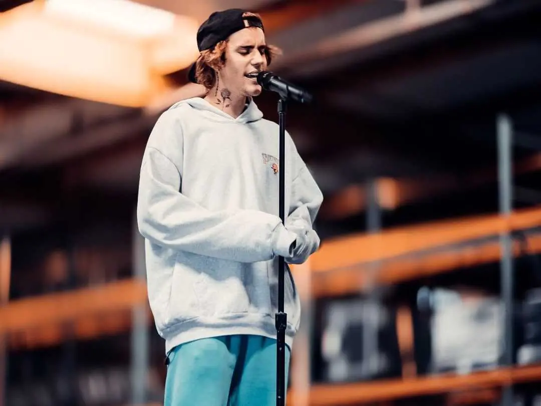 Justin Bieber 愛的「棉褲」竟是網友熱議的「顯大鵰」造型！加碼推薦 3 款下身單品！