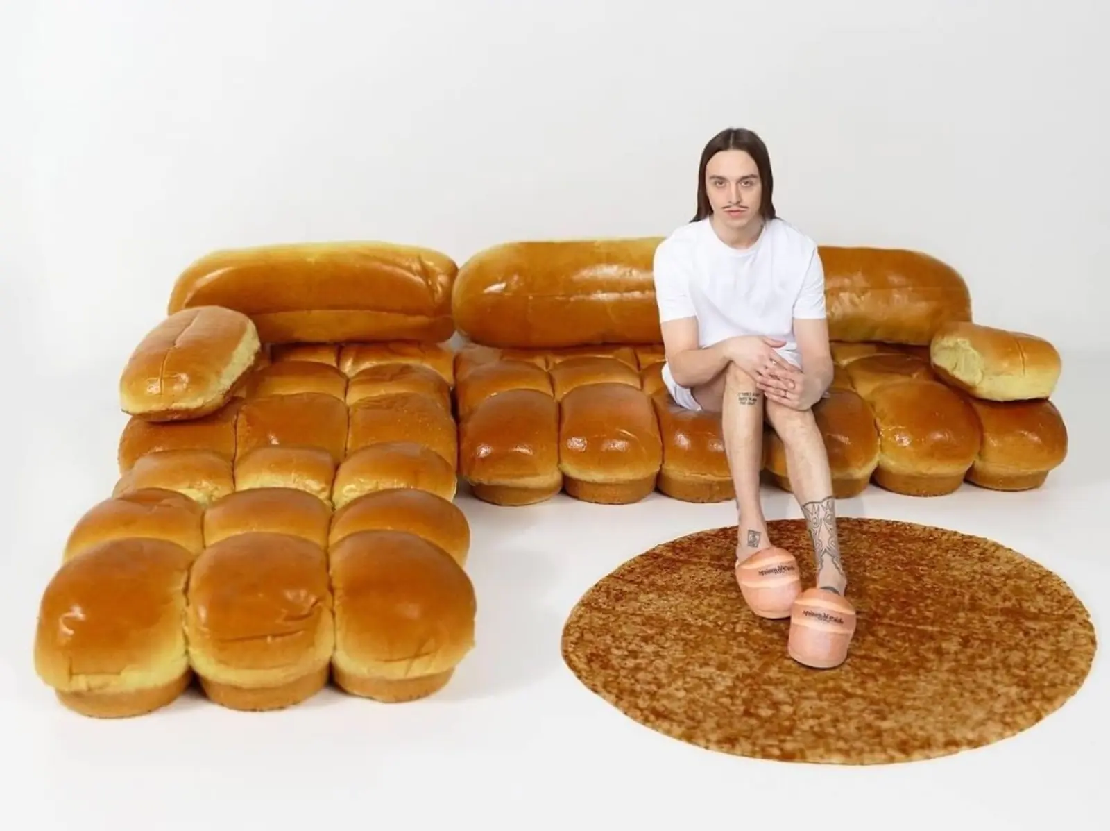 饒舌歌手 Tommy Cash 與 Gab Bois 或將跟 IKEA 聯名推出「麵包沙發」，超獵奇設計引起網友們討論！