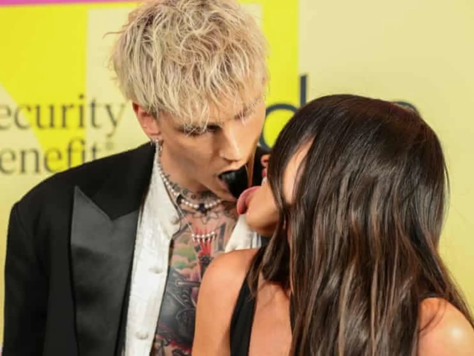 梅根福克斯、MGK 訂婚互飲鮮血成流行？專業醫師強烈反對：「喝人血可能導致心臟病！」
