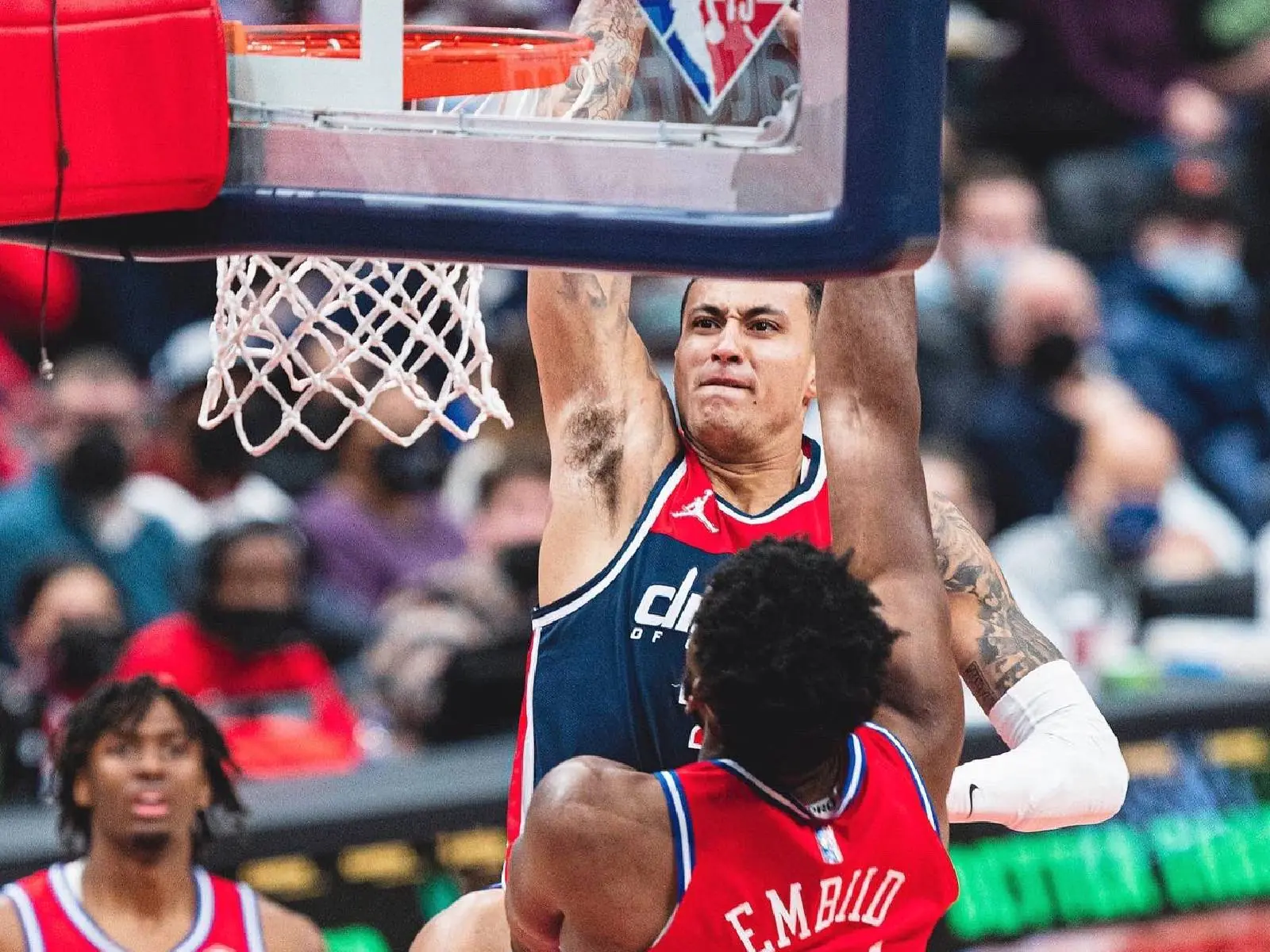 NBA／ Kyle Kuzma「爆扣」大帝 Joel Embiid 還露出得意表情，賽後：他說再扣他，就打我臉...