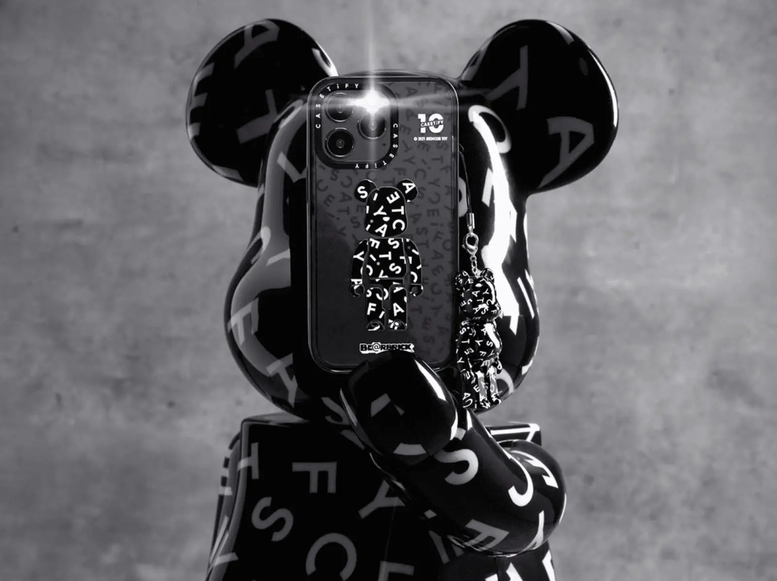 BE@RBRICK x CASETiFY 聯名推出 Apple 全系列保護殼，iPhone 手機殼、潮熊公仔全都有！