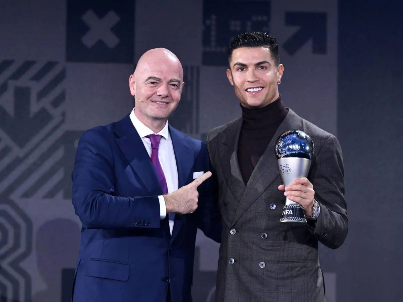 「C羅」無緣世界足球先生，卻親自飛往 FIFA 領特別獎並致詞：「我快 37 歲，希望能再踢 4、5 年」