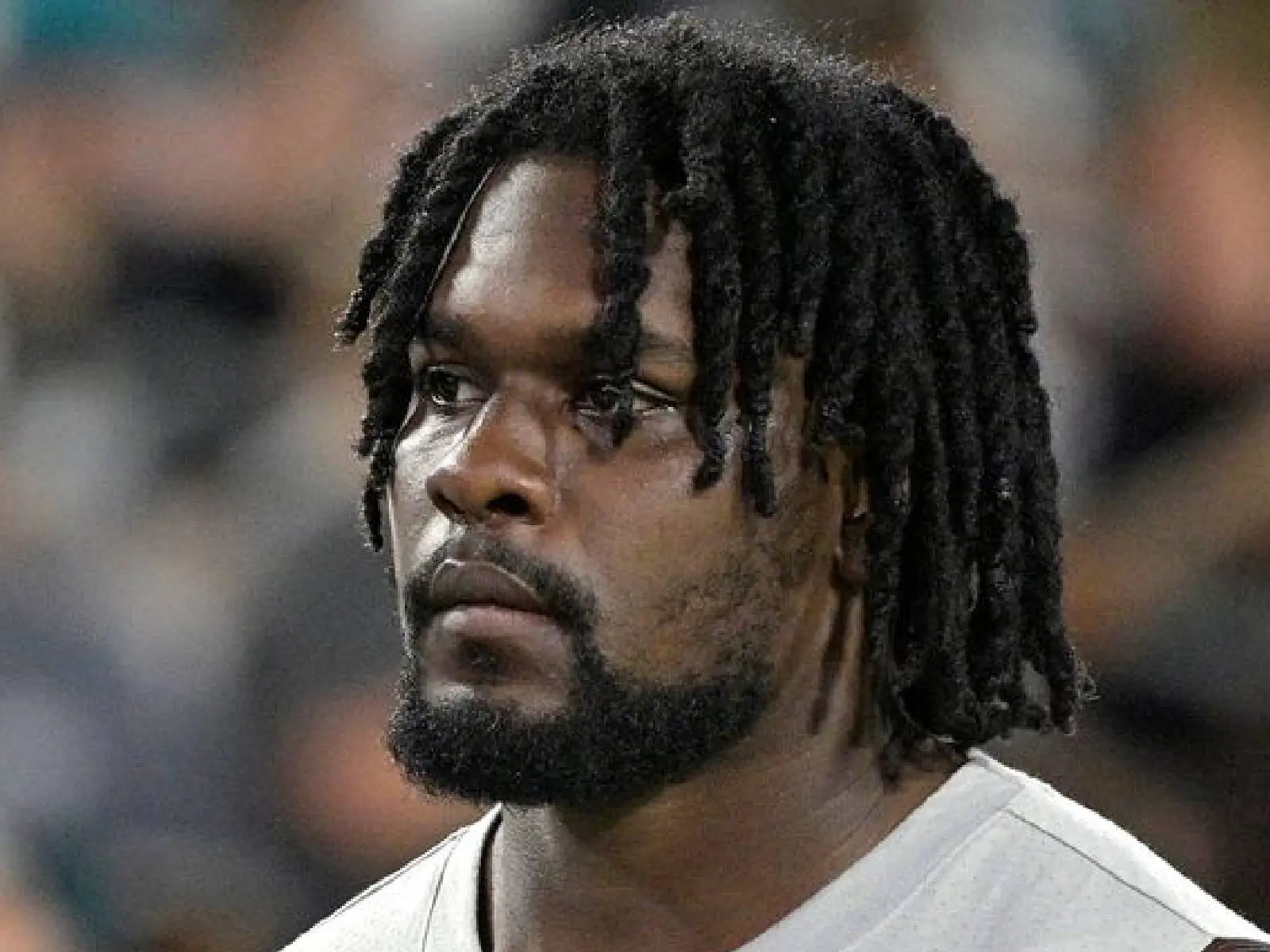 美國 NFL 球員 Malik McDowell 公然裸奔＋襲警引關注，事後稱：自己完全不記得...
