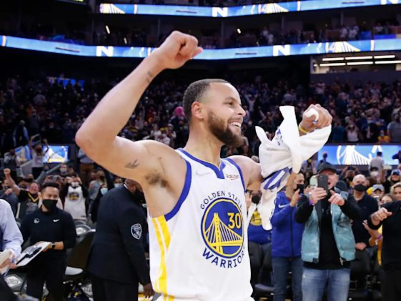 NBA／勇士 Stephen Curry 對決火箭比賽「踢椅子」洩憤引熱議，網友：「詹皇絕對不會」