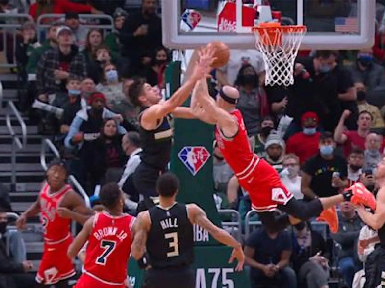 NBA／公鹿 Grayson Allen 因對 Caruso 犯規遭聯盟「禁賽一場」，引網友兩極化討論！
