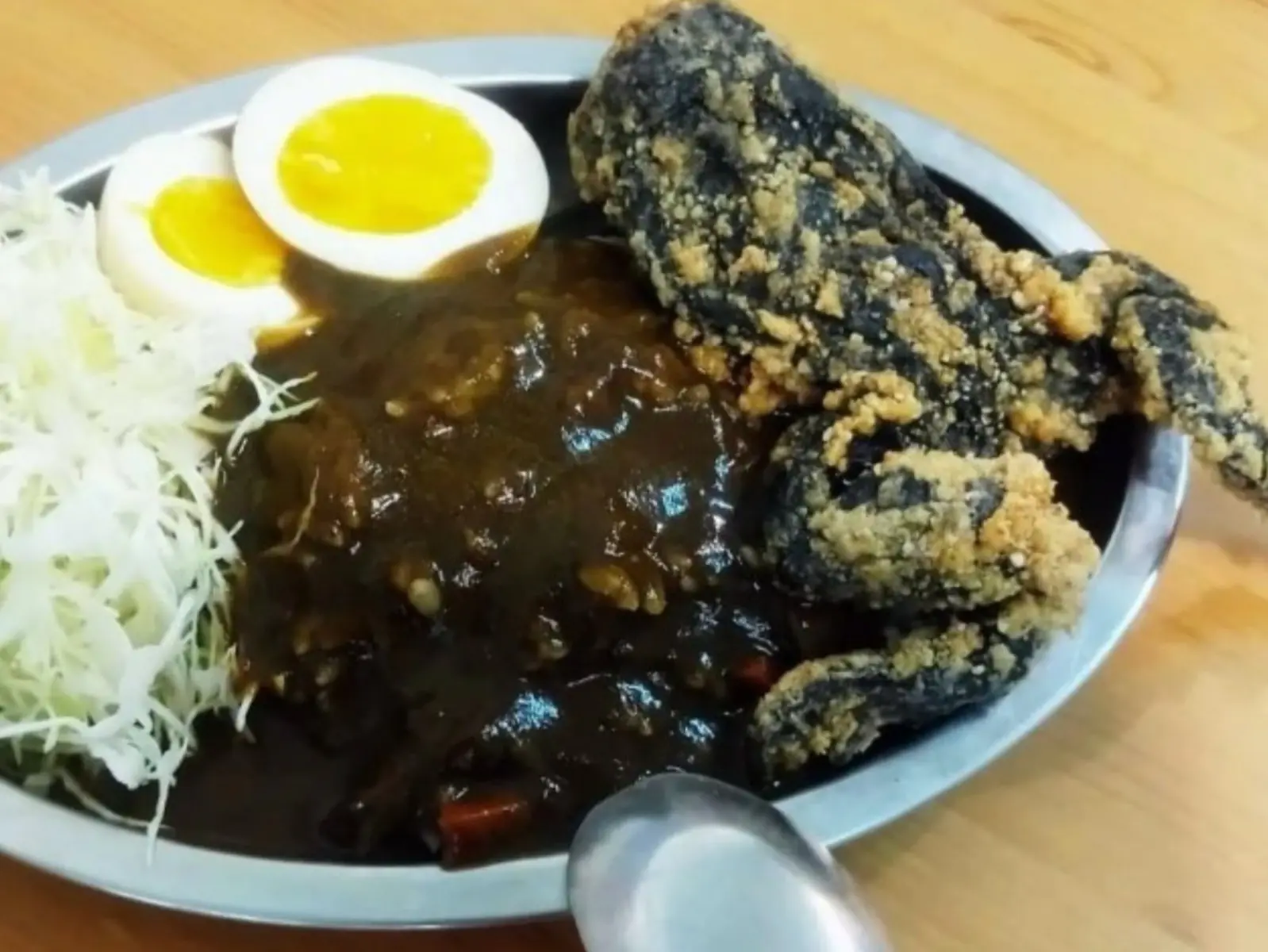 雲林北港店家推出「呱呱蛙咖哩飯」，一整隻炸青蛙直接衝擊你的視覺與味蕾！