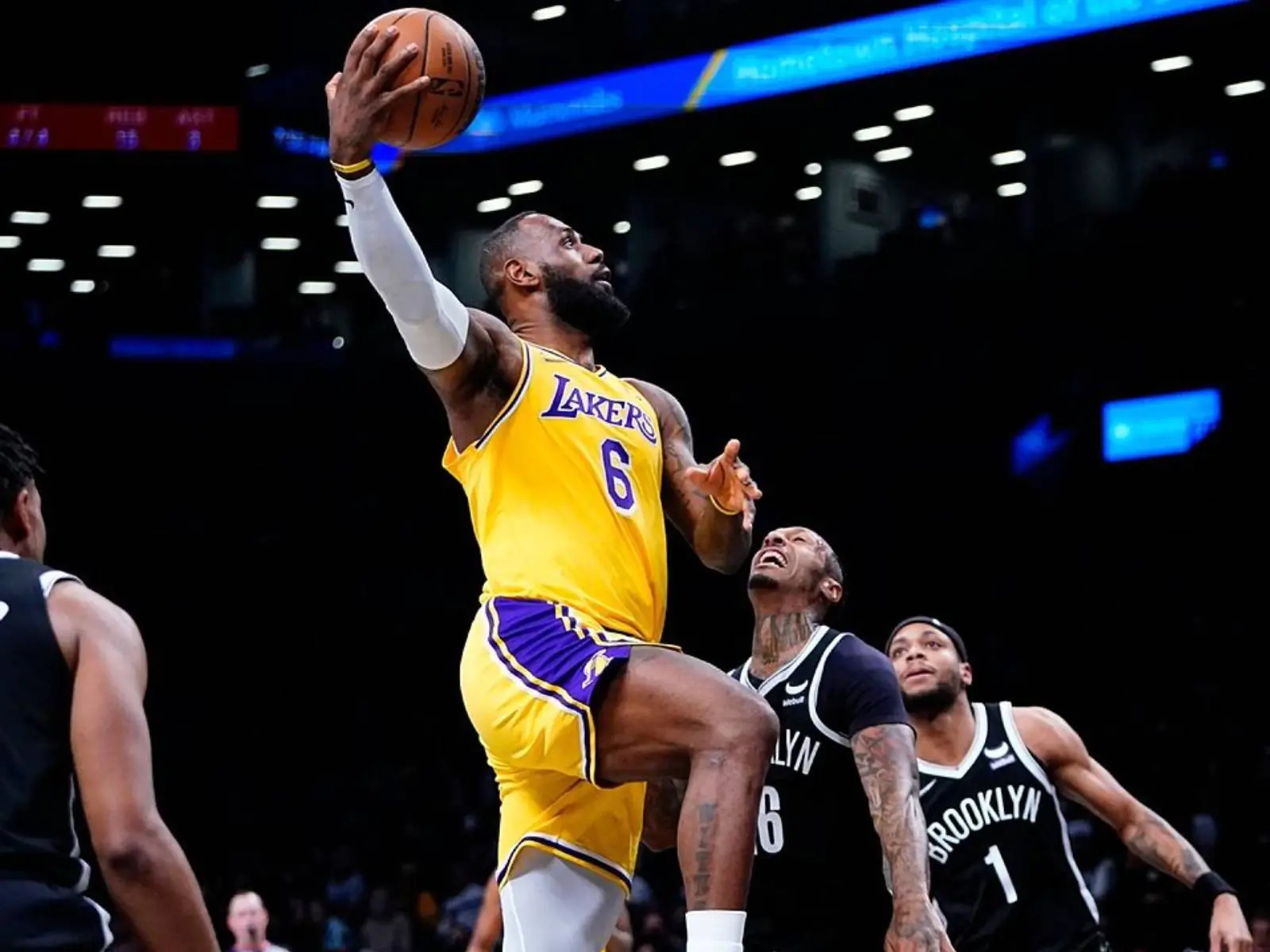 NBA／「詹皇」LeBron James 擊敗籃網、短短 13 秒內連兩次爆扣，讓場邊 KD 球迷嗨到爆坐不著！