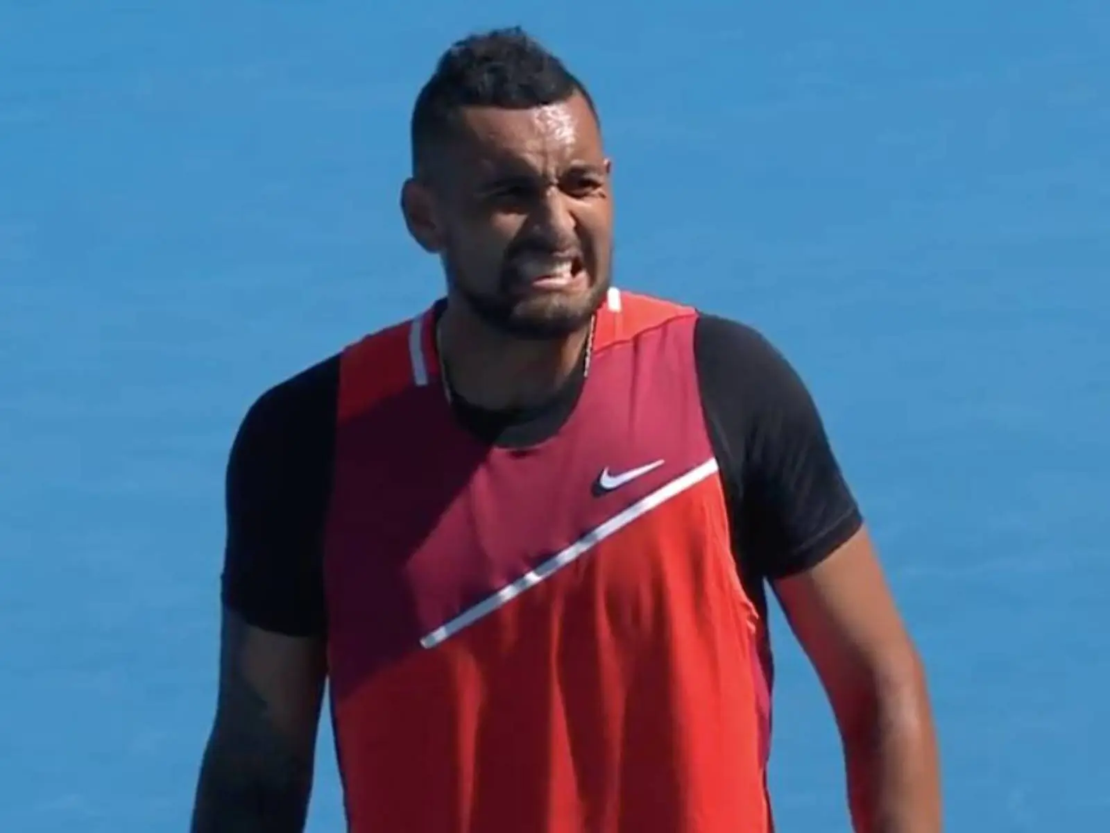 澳網「壞小子」Nick Kyrgios 誤將球砸向男童、事後送球拍致歉，卻引網友兩派爭論！