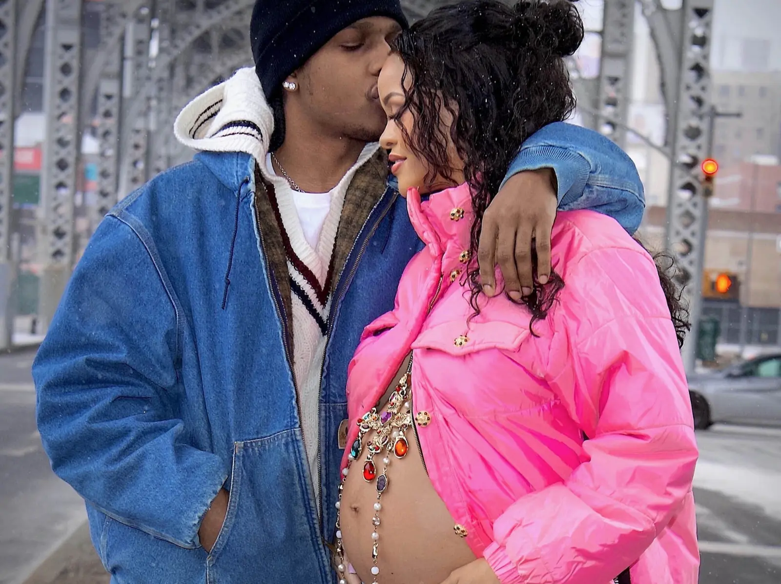 A$AP Rocky 與女友蕾哈娜 Rihanna 晉升新手爸媽，現身紐約街頭首曬「隆起孕肚」！