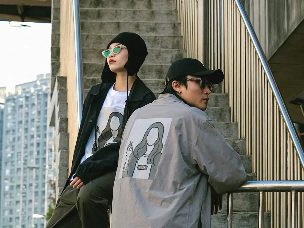 Less Taiwan 攜手日藝術家 Rooo Lou 釋出「簡約凱特摩絲」聯名，整組帥度超標 Supreme！