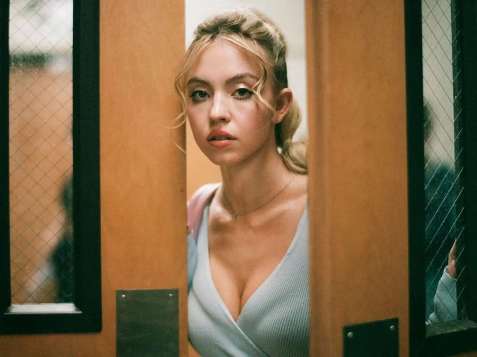 《高校十八禁》金髮正妹 Sydney Sweeney 大起底：3 大自信美打破「不看胸就很醜」惡評！