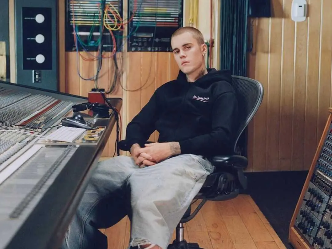 Justin Bieber、A$AP ROCKY 等 3 位「冬天帽 T 穿搭指南」，真的帥到沒毛病！