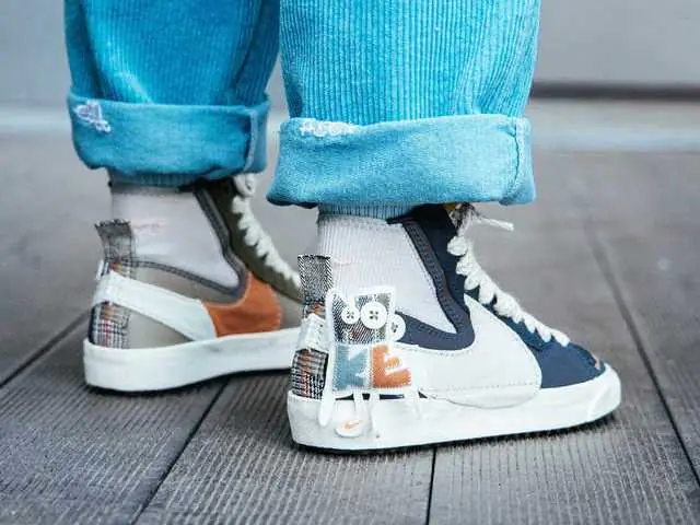 Yeezy、Nike 等 5 款「吸睛風格」足下潮鞋推薦，穿膩黑白球鞋的朋友絕對必入手！
