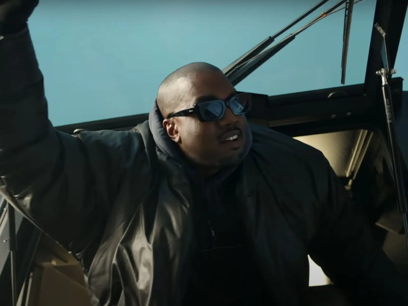 Kanye West 浮誇出鏡麥當勞廣告！開著超帥黑魂 Russian Sherp ATV 演繹點餐時的超猶豫時刻！