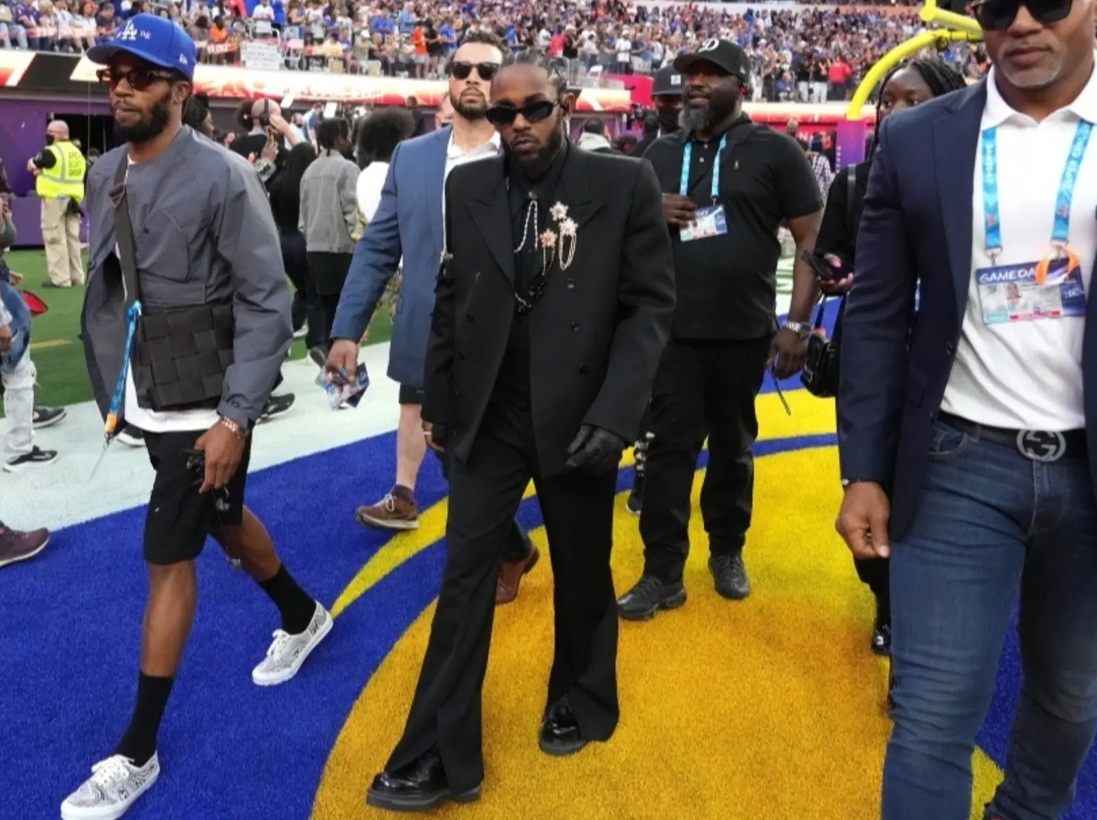 2022 超級盃/不只表演藏洋蔥！身高不到 170 的 Kendrick Lamar 靠這套「LV 西裝」視覺增高 10 公分！