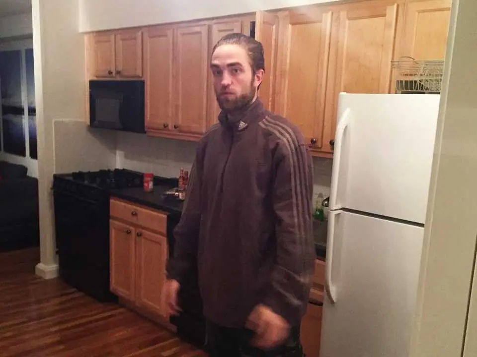 羅伯派汀森 Robert Pattinson 超反差糟糕造型回顧：時尚災難首映西裝、驚悚髮型一覽！