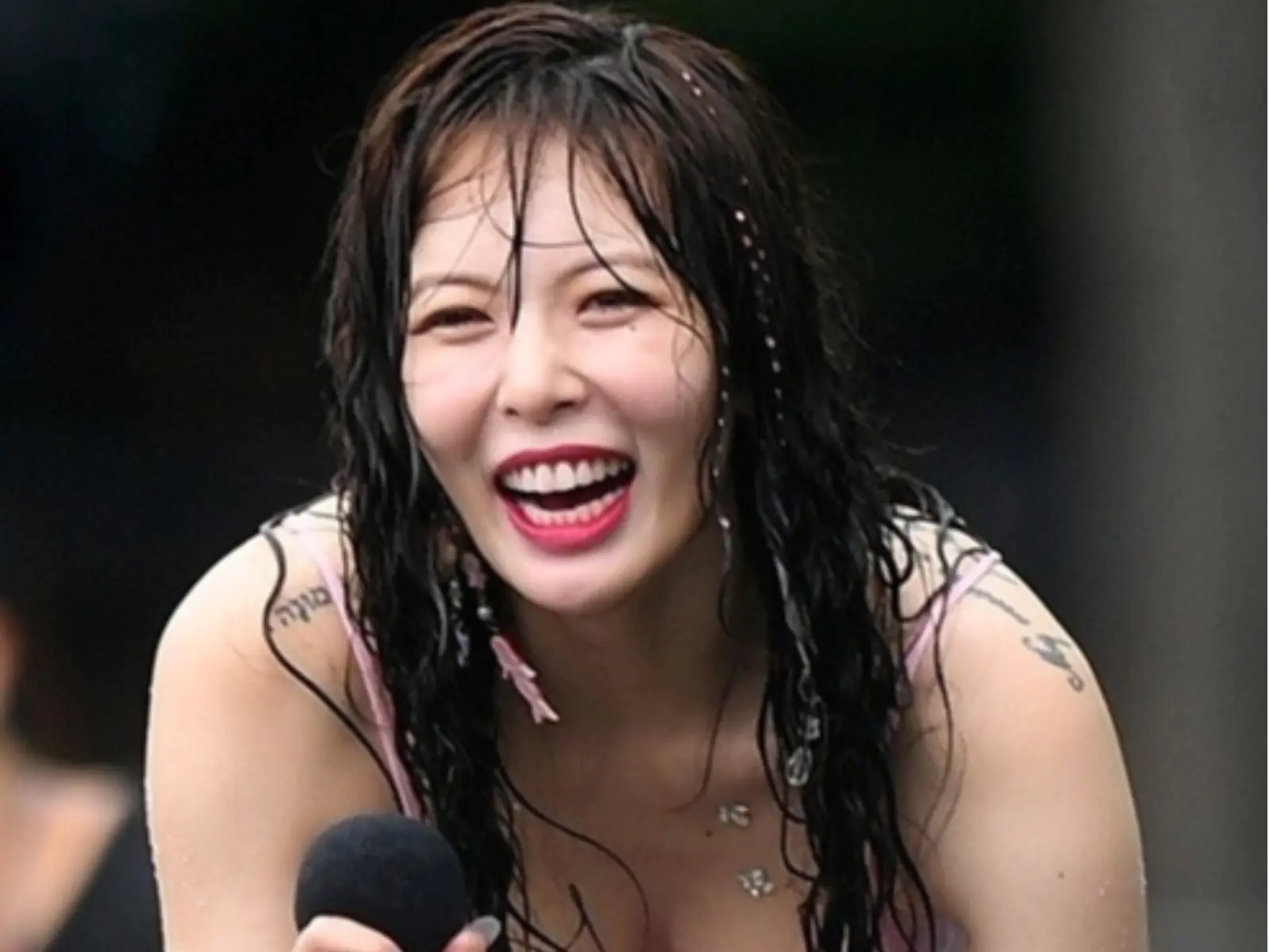 【美妝小燒貨】M‧A‧C、FreshO2...6 款「防水彩妝」盤點，還不快抄起來，別再醜成落湯雞啦！