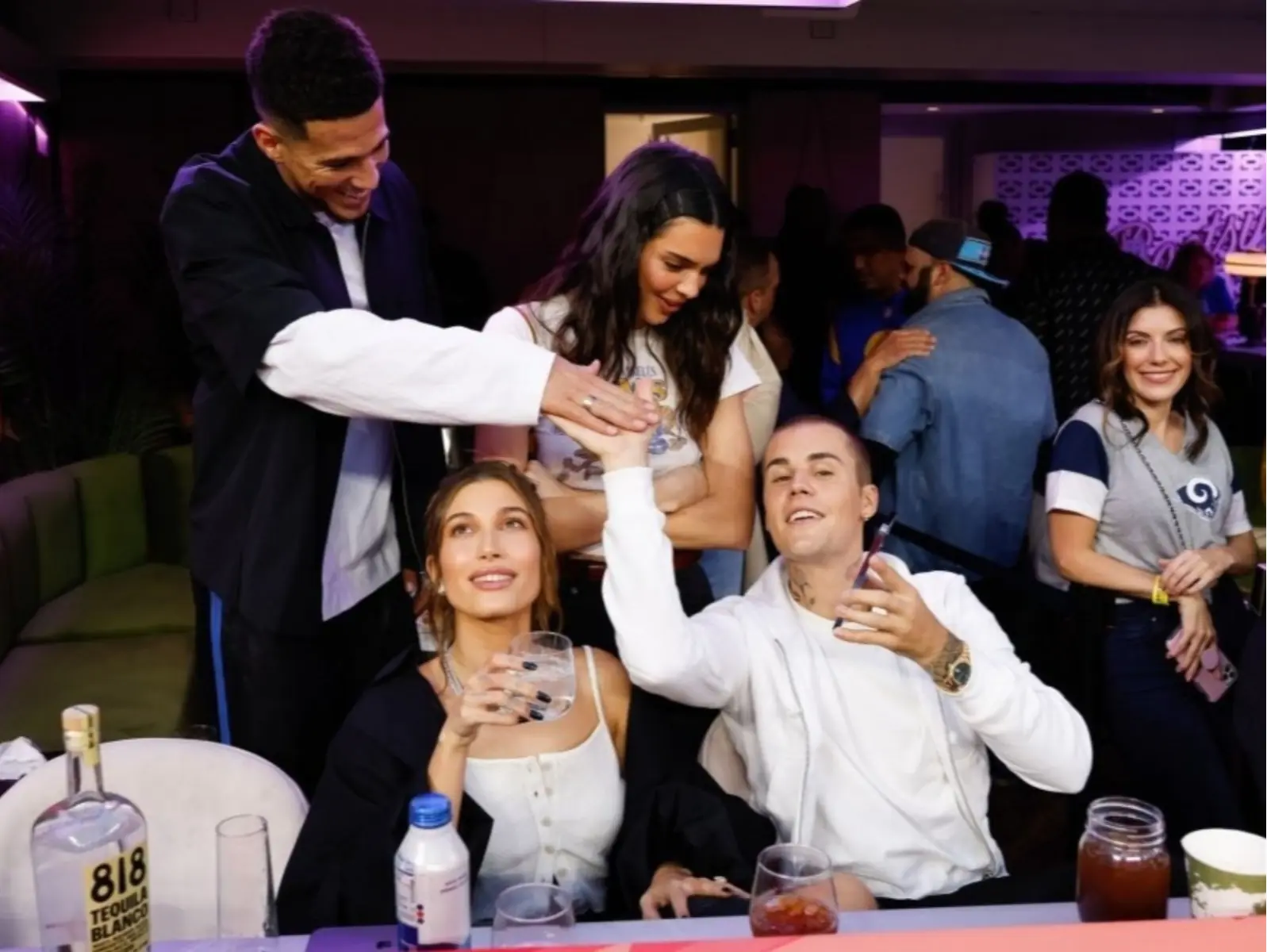 Kendall Jenner 與閨蜜 Hailey Bieber 攜伴現身超級盃，Double Date 互動超甜蜜！