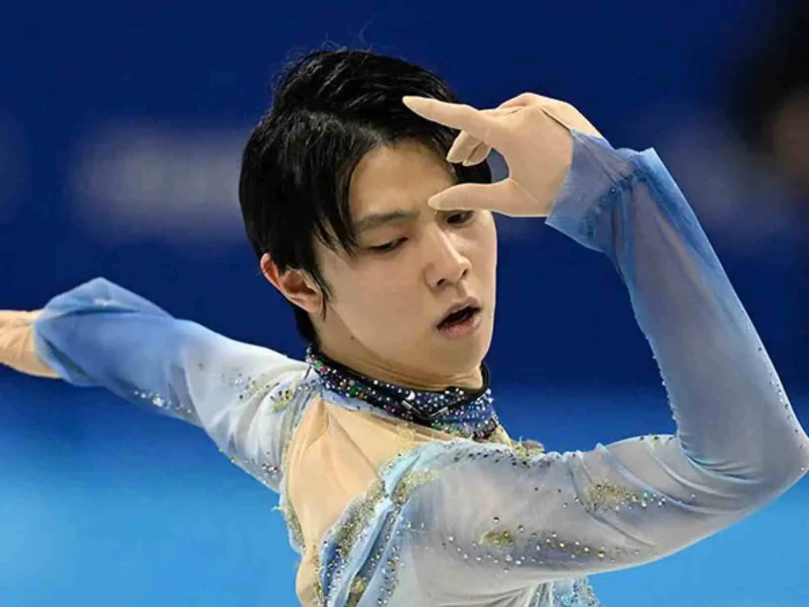日本滑冰王子羽生結弦零下 10 度「穿短袖」引話題，網驚喊：「這就是長年在冰上的人？」