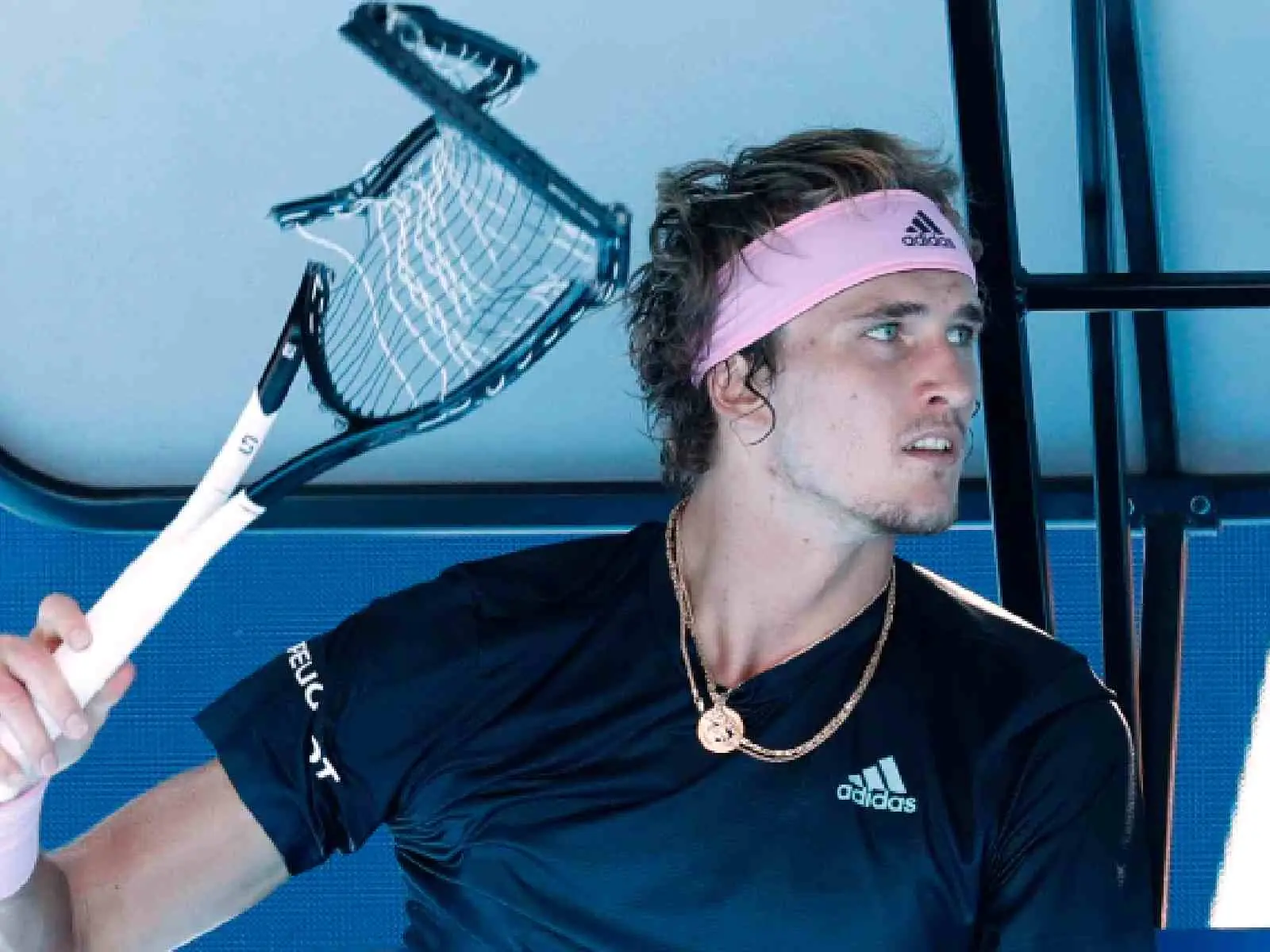 德國網球選手 Alexander Zverev 發火暴打裁判椅、辱罵髒話，遭取消資格後道歉：「我對自己感到失望！」