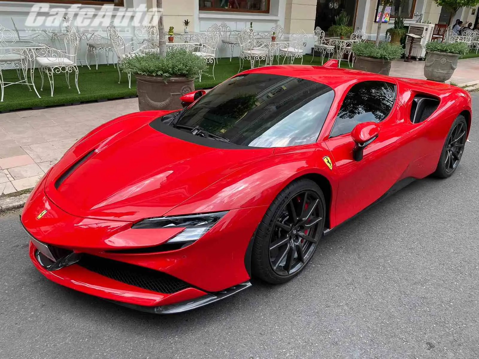 烏克蘭富豪試駕 2800 萬法拉利 SF90 Stradale 超跑，不料卻車禍一試成主顧！