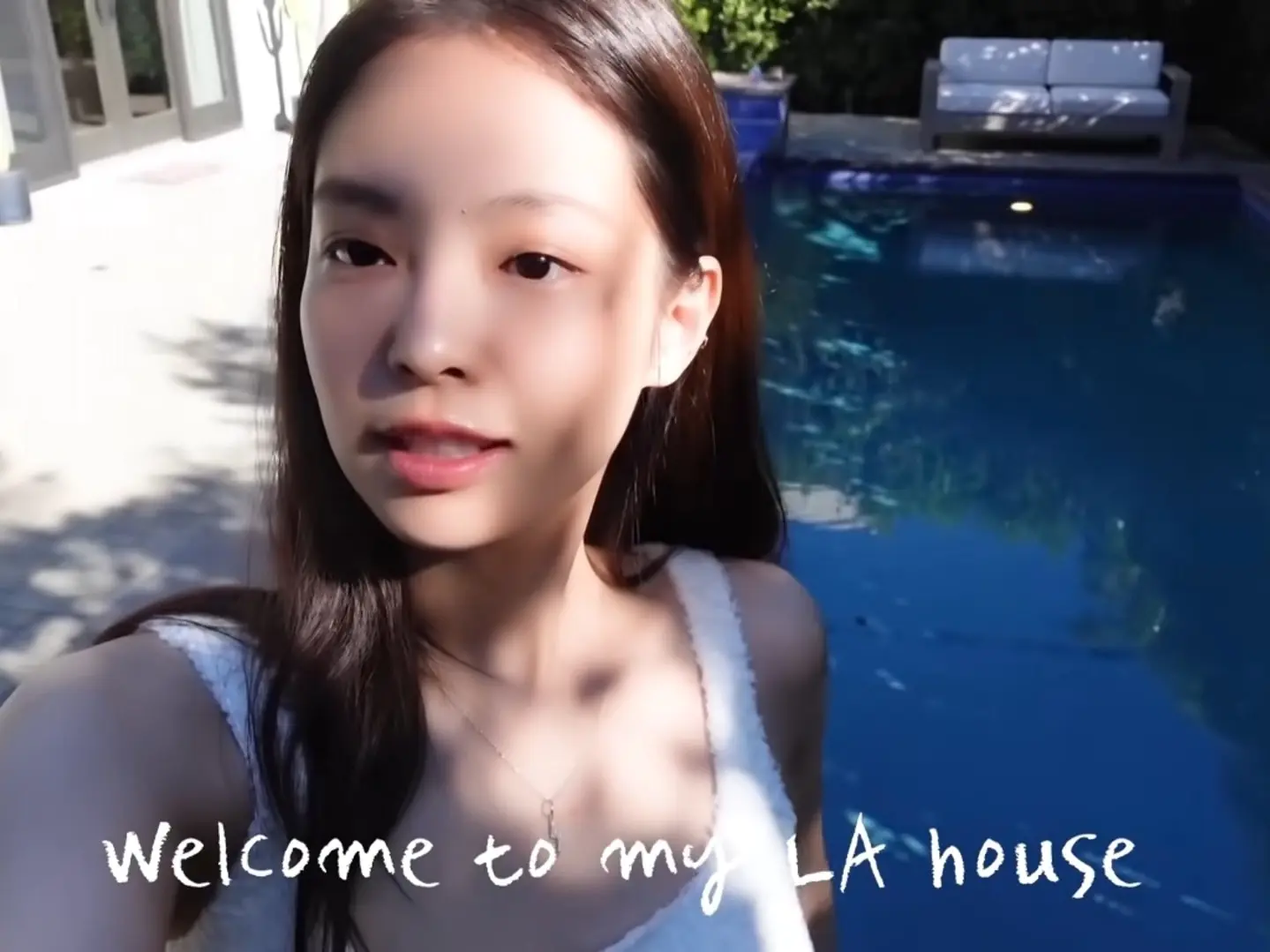 JENNIE 親自曝光洛杉磯豪宅，豪華庭院、私人泳池通通有！
