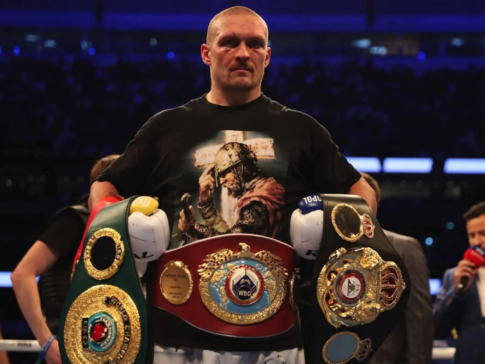 烏克蘭現役重量級拳王 Oleksandr Usyk 參戰，拿步槍喊話：「如果我們是兄弟，不要和我們打仗」