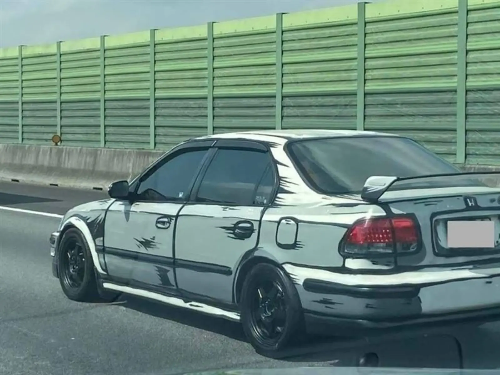 台灣國道驚現《頭文字D》即視感改裝車，2D 畫風塗裝超吸睛！