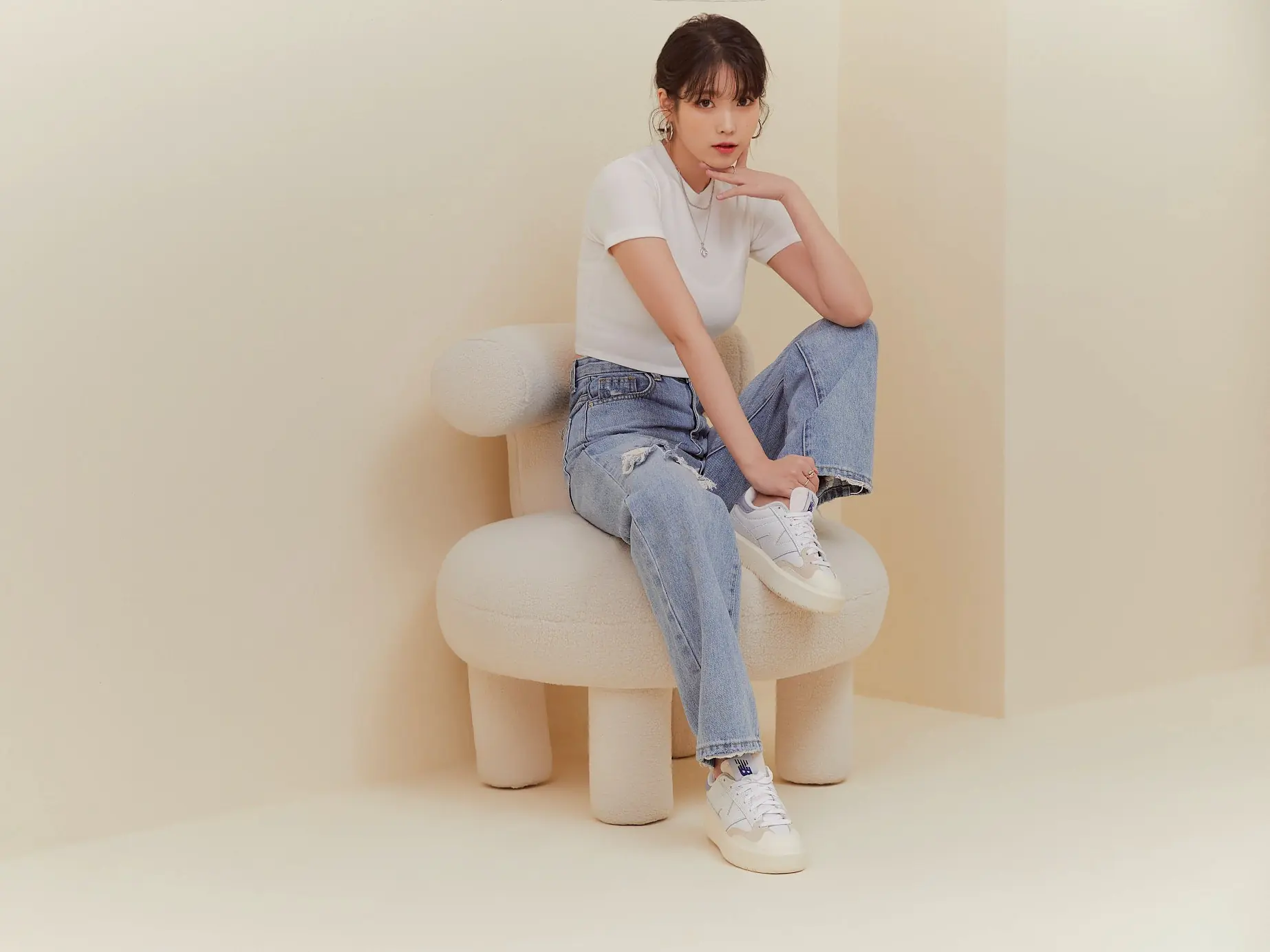 IU 親自帶貨最新「平價仙女鞋」New Balance CT302，「台灣發售資訊」全面揭曉！