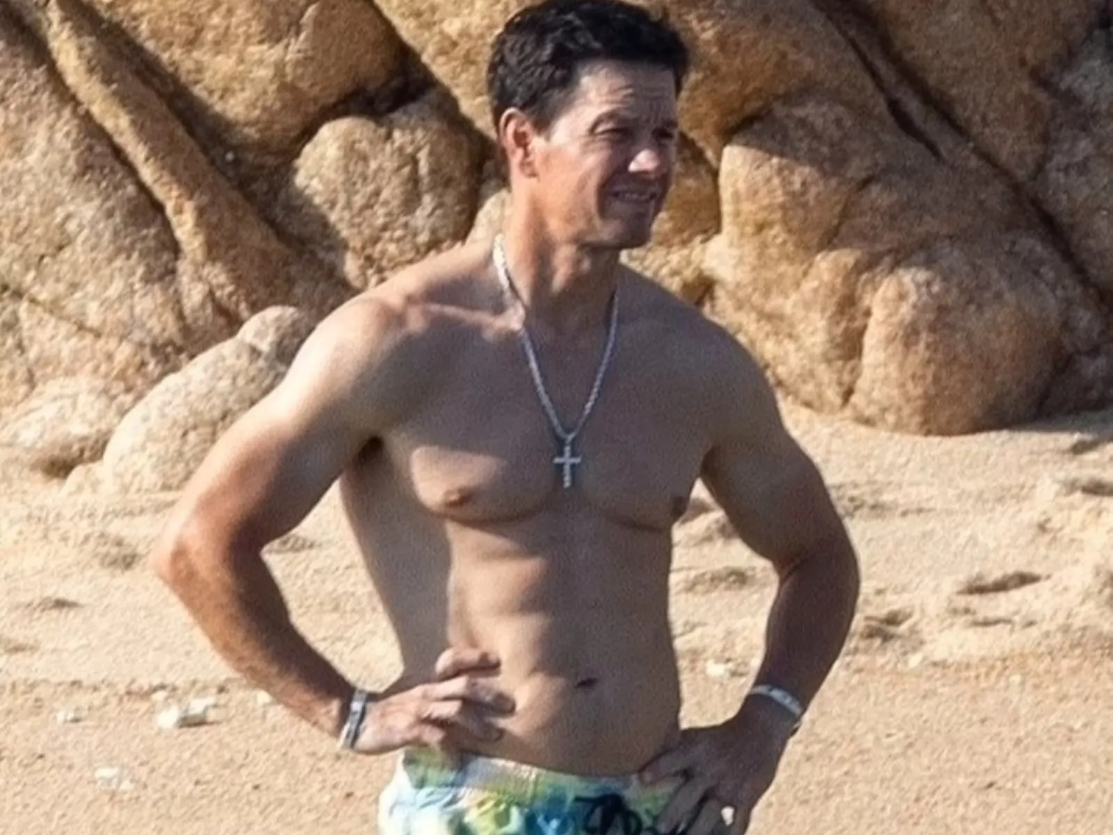 50 歲馬克華伯格 Mark Wahlberg 曬爆大胸肌引熱議！私下胸肌保養技巧一拳公開！