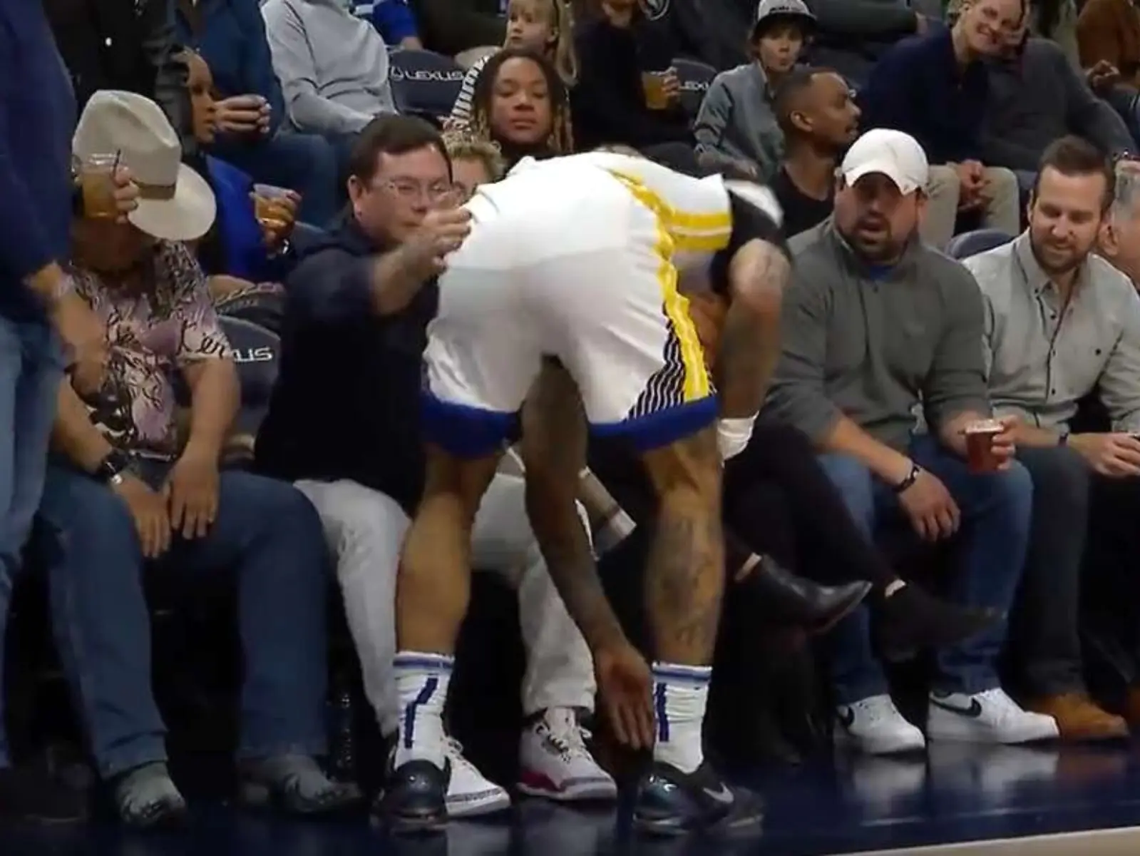 NBA 球星 Gary Payton II 不小心踩到場邊觀眾 AJ 3 球鞋，立刻做出「擦鞋」動作超暖心！