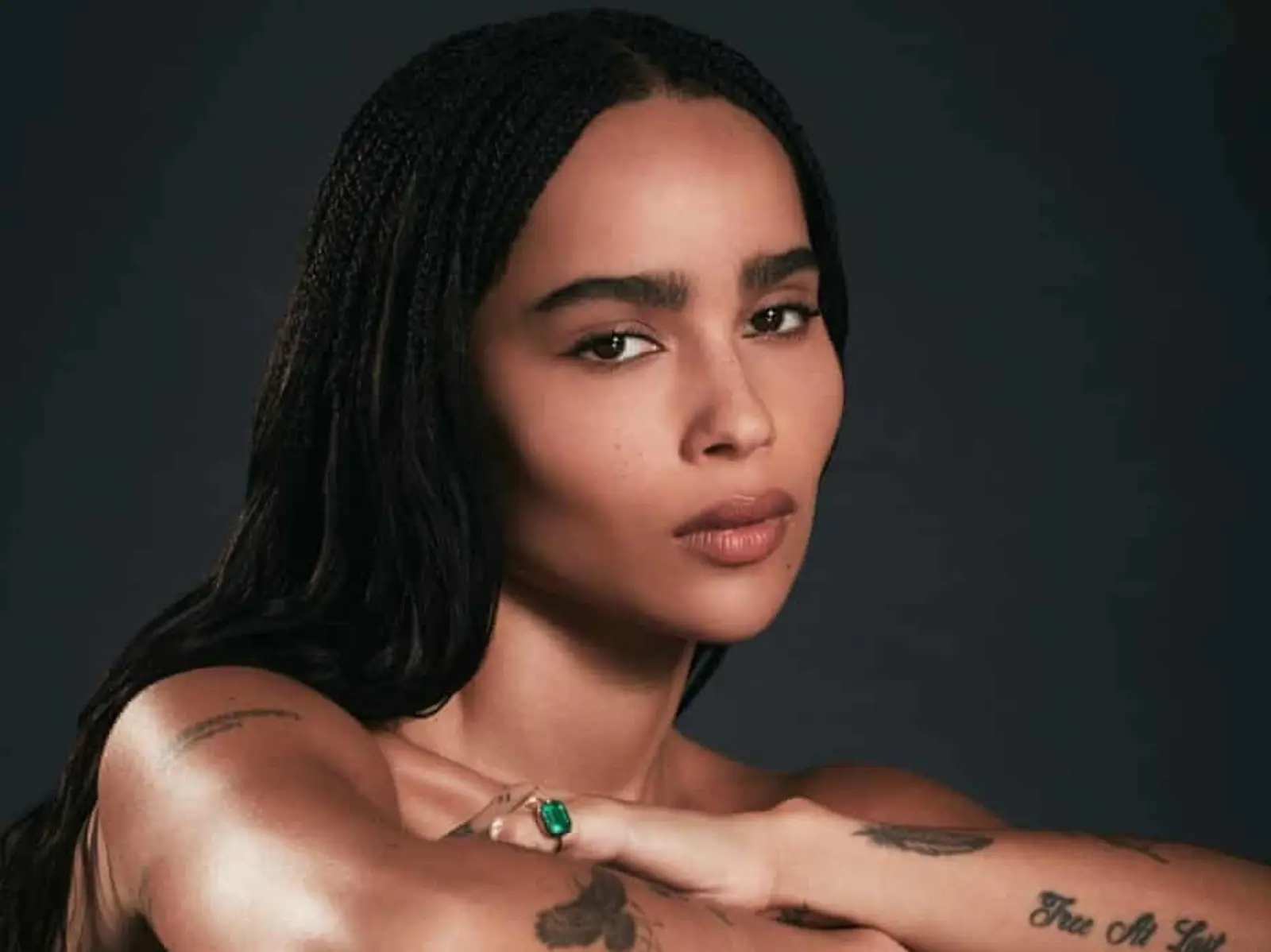 《蝙蝠俠》「貓女」柔伊克拉維茲 Zoë Kravitz 5 件事：繼父是水行俠、為了演貓女學貓喝奶！