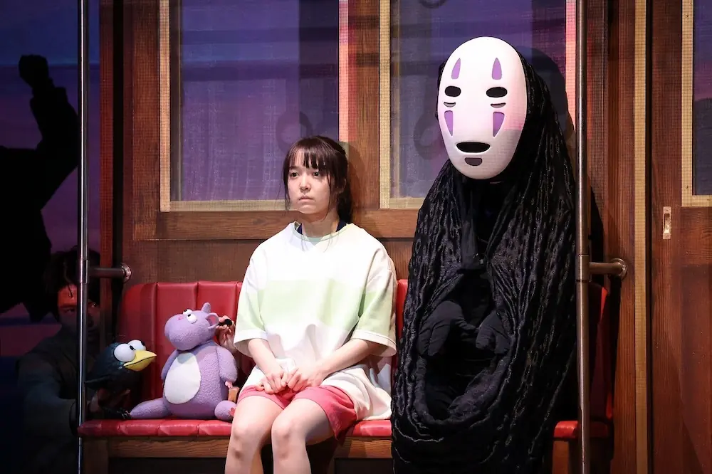 橋本環奈、上白石萌音主演《神隱少女》舞台劇劇照曝光！「無臉男搭車、白龍相擁」經典畫面神還原！