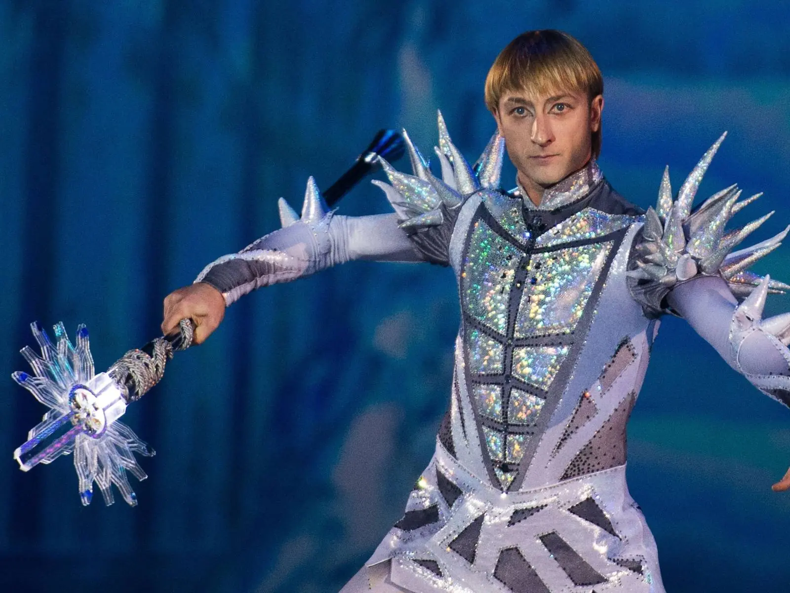 俄羅斯花式滑冰皇帝 Evgeni Plushenko 宣揚愛國：「俄羅斯人不必感到羞恥」，遭批「被洗腦了！」