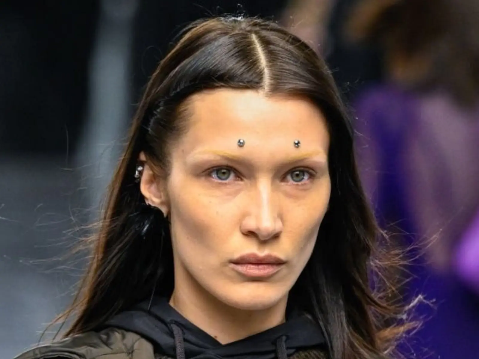 Bella Hadid 頂「釘子眉」走秀引網熱議！4 樣眉彩好物推薦給你～
