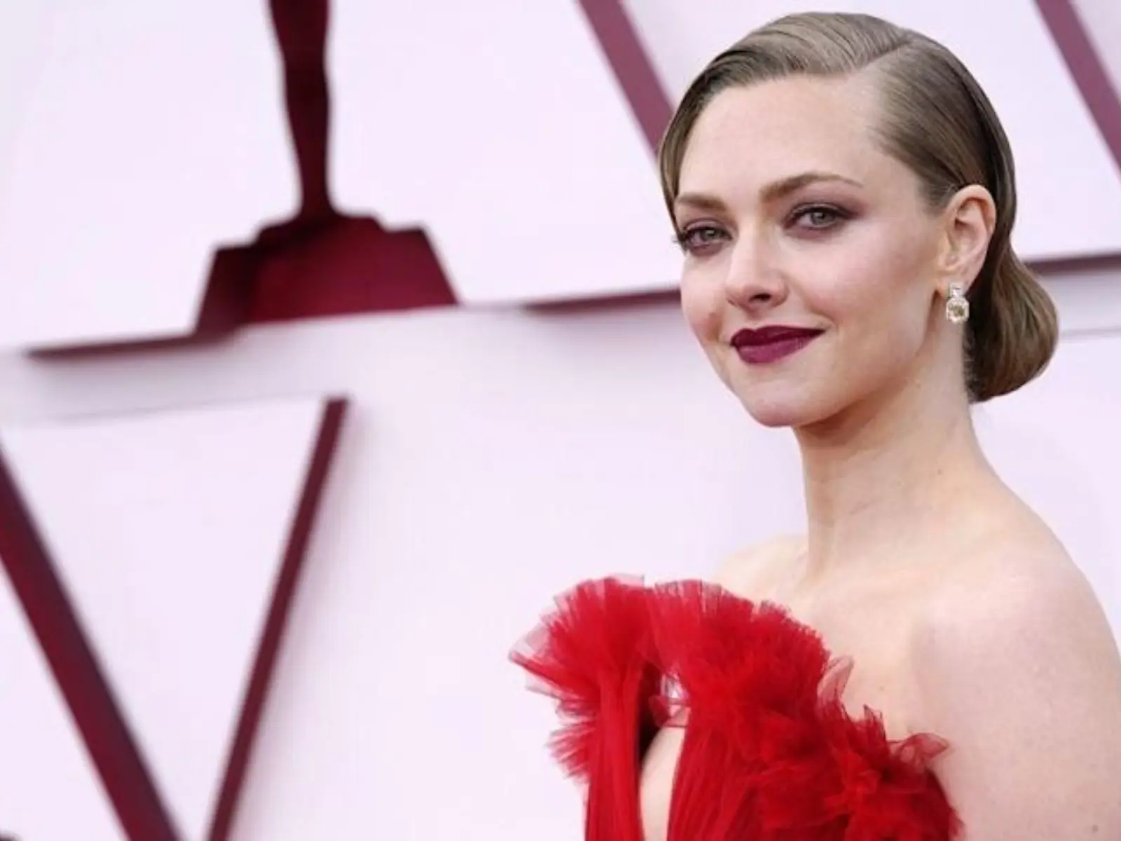 《辣妹過招》自己買裙子、隱居住農場⋯關於亞曼達塞佛瑞 Amanda Seyfried 你不能錯過的 7 個小秘密！